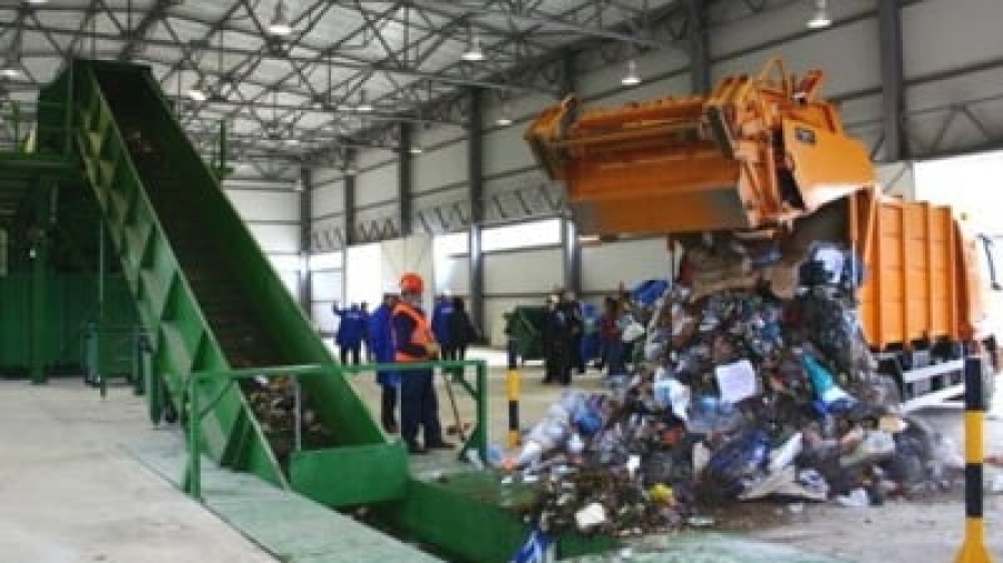 O angajată a societăţii de salubrizare a decedat după ce a fost prinsă într-un utilaj de sortare a deşeurilor, la Neamţ