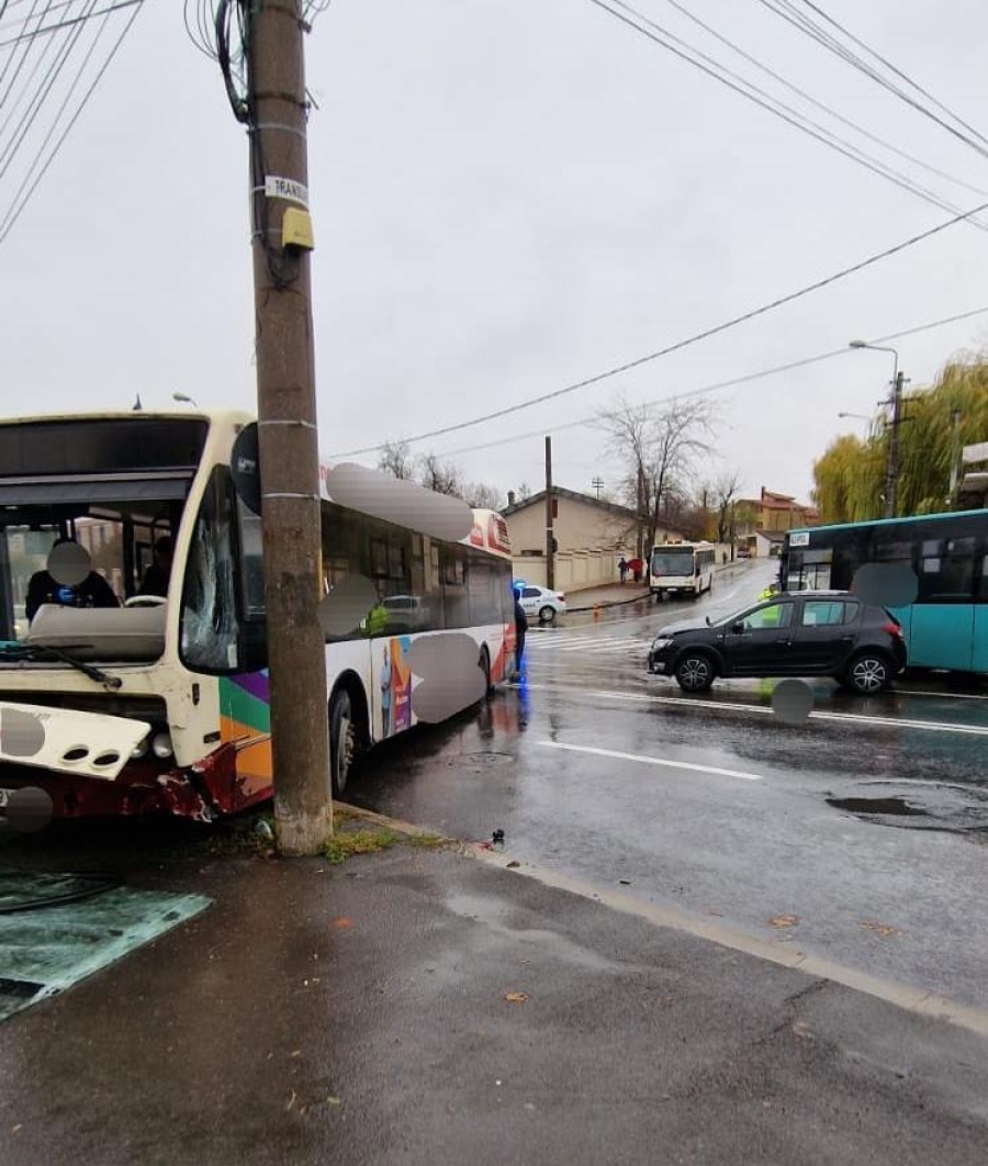 Autobuz izbit de mașină la Galați