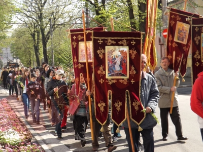 Procesiune de Florii - alai de sute de gălăţeni a traversat centrul Galaţiului