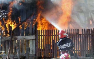 Bătrân găsit carbonizat după un incendiu la Fârţăneşti