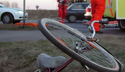 Biciclist neatent lovit de o autoutilitară