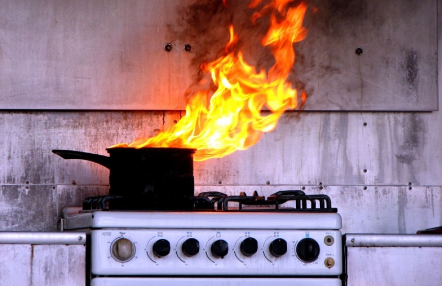 Incendiu pe Bulevardul George Coşbuc: Şi-a incendiat bucătăria în timp ce gătea
