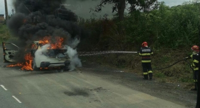 Tulcea: Un autoturism a luat foc în mers, în apropierea localităţii Văcăreni (VIDEO)