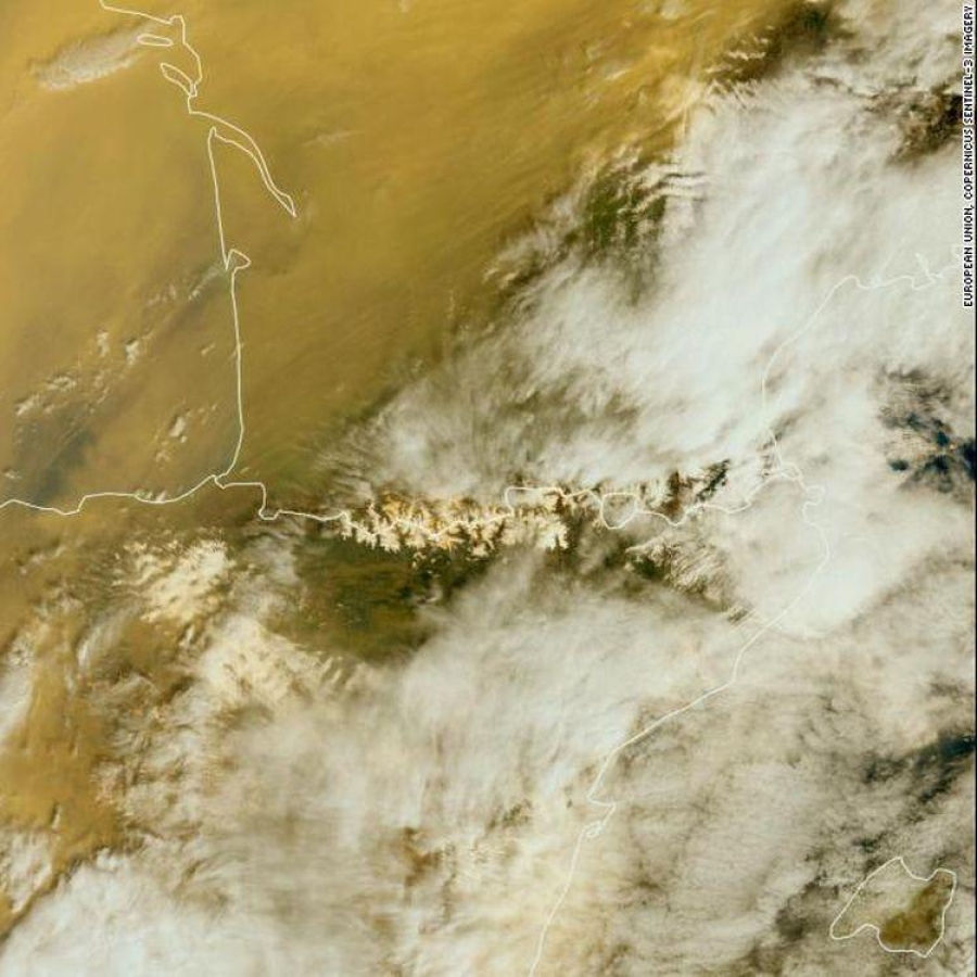 Un nor de praf saharian lovește România