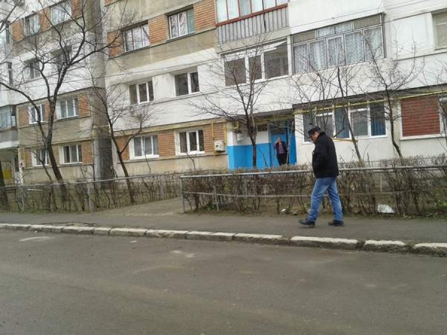 Percheziţii pentru destructurarea unei reţele de trafic cu droguri
