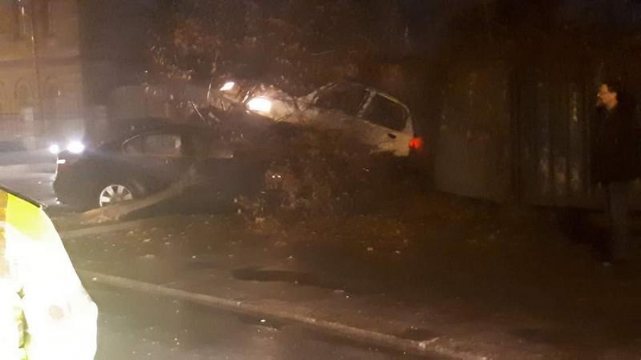 Încăierare între un Matiz şi un BMW, pe str. Domnească