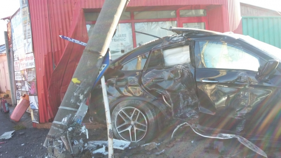 O ambulanţă a lovit o maşină de teren şi a aruncat-o într-un stâlp