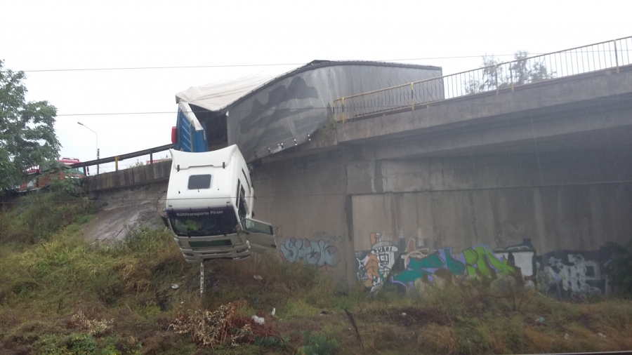 Tir rămas suspendat pe viaductul de la ieşirea din Galaţi