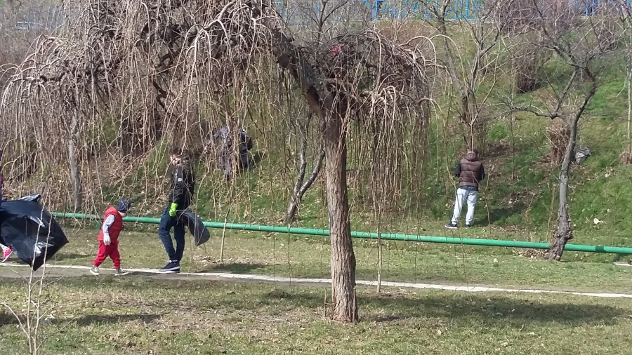 Aproape 100 de gălăţeni au ecologizat Faleza