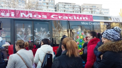 Copiii au luat cu asalt autobuzul lui Moş Crăciun