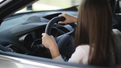 Prinsă la volan băută şi fără permis