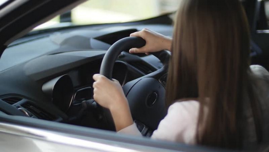 Prinsă la volan băută şi fără permis