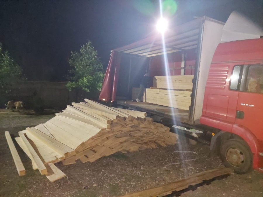 Transport ilegal de lemn oprit la Costache Negri