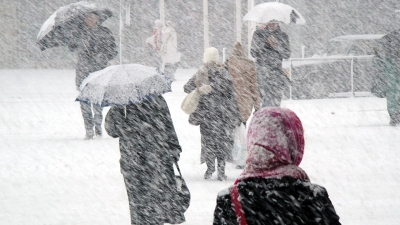 România lovită de ninsori, vânt şi ger