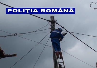 Furturi de curent electric şi conexiuni ilegale la Munteni (VIDEO)