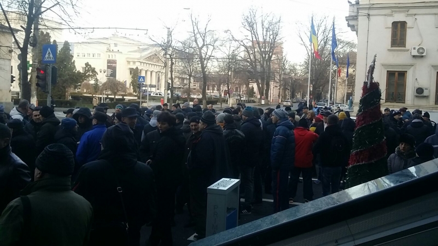 Salariaţii Transurb protestează în faţa Primăriei Galaţi