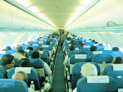 Buzunarul de pe scaunul din faţă, dintr-un avion de pasageri, conţine mai mulţi germeni decât toaleta