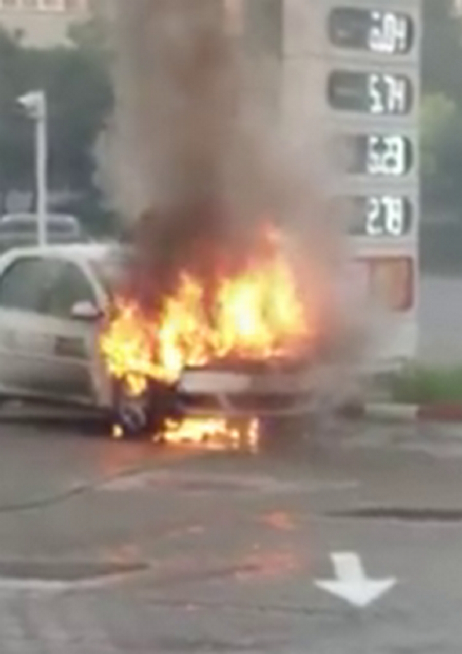 VIDEO | Un taxi a luat foc într-o benzinărie din Micro 13