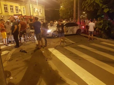 Doi răniţi după ce o şoferiţă nu a oprit la STOP