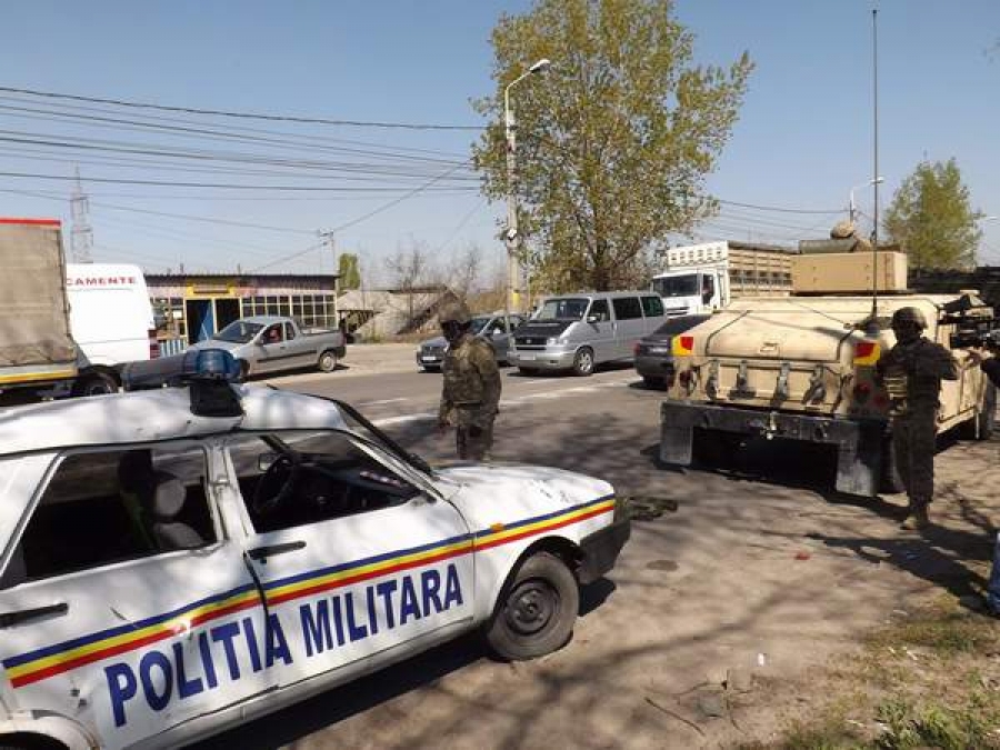 Maşină a Poliţiei Militare, lovită de un Humvee american