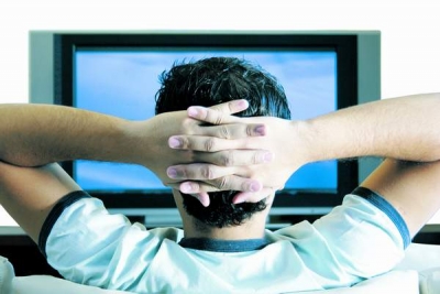 Cât se uită românii la TV şi cât timp navighează pe internet zilnic