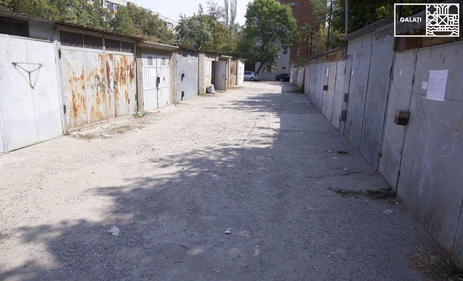 Începe demolarea garajelor de lângă Şcoala nr. 11 din Ţiglina III (FOTO)