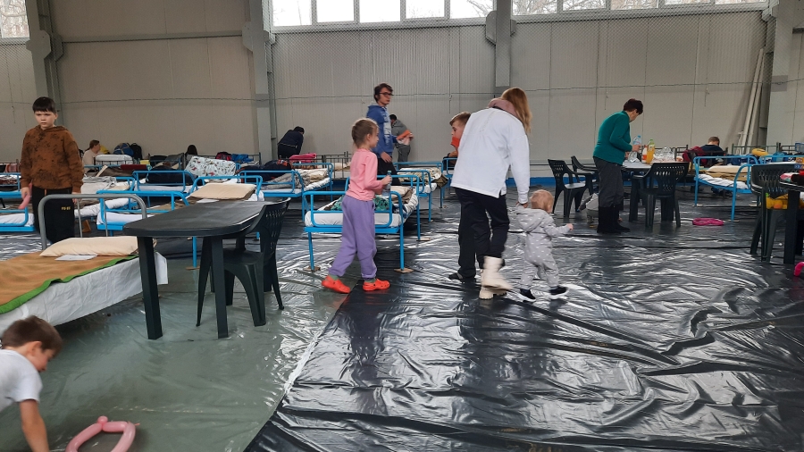 O sală de sport din Galați a devenit "acasă" pentru zeci de refugiați