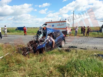 Doi morţi după ce au intrat cu maşina într-un TIR