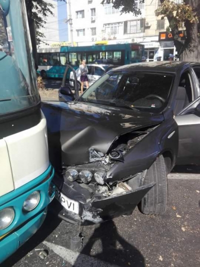 Fără permis, a furat o maşină, a intrat într-un autobuz şi a fugit
