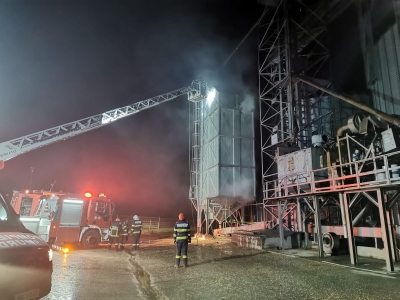VIDEO: Incendiu de proporţii la silozul de cereale de la Vânători (UPDATE)