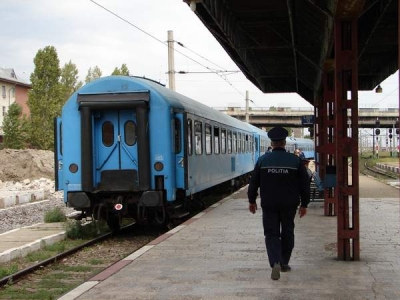 Călători cu arme albe şi compartiment de tren distrus