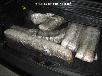 Peste 22.000 de ţigarete descoperite în pneurile unui autoturism