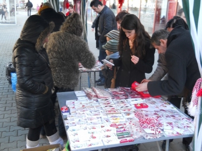 Comercianţii de mărţişoare, aşteptaţi cu cererile la Primărie