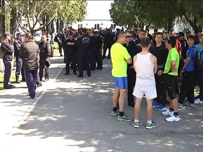 Sute de oameni au mărşăluit 12 km pentru doi pompieri