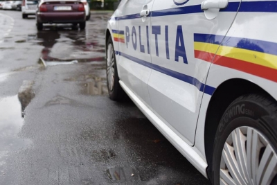 Fără permis, au furat maşini şi au plecat la plimbare
