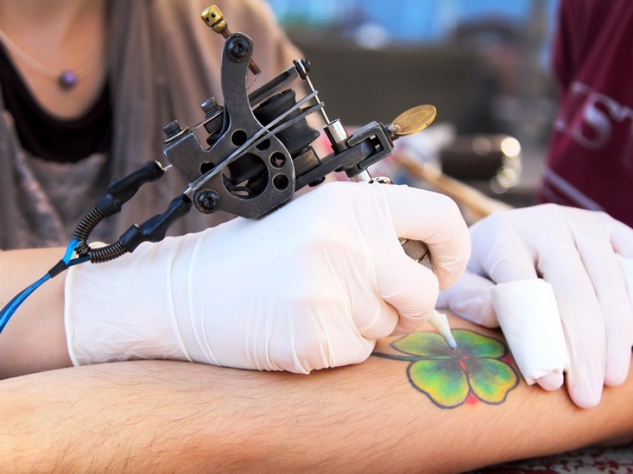 Particule metalice din acele folosite la tatuaje ar putea migra în organism, riscând să provoace alergii