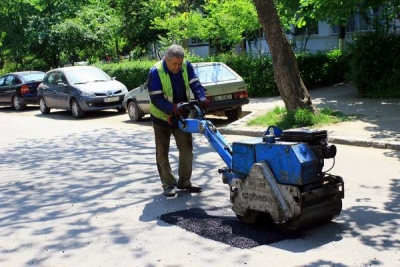Se lucrează pe străzi şi trotuare