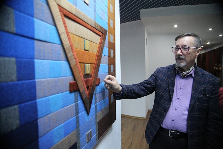 În căutarea echilibrului - expoziţia artistului Mihai Moldovanu la Muzeul de Artă Vizuală Galaţi (FOTO)