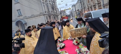 Procesiune: Mii de gălăţeni şi preoţi au întâmpinat moaştele Sfântului Paisie