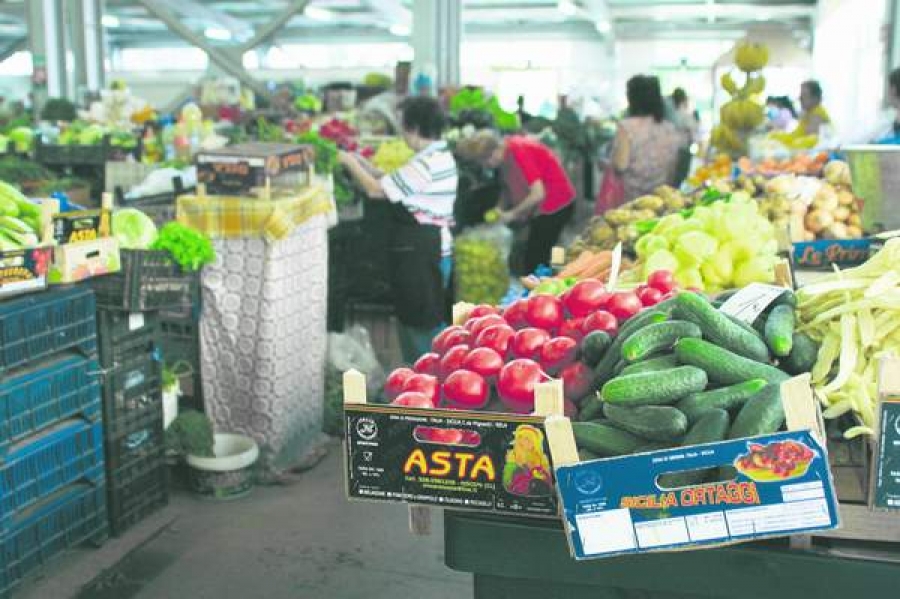 Vânzătorii din pieţe s-au molipsit de hoţia supermarketurilor