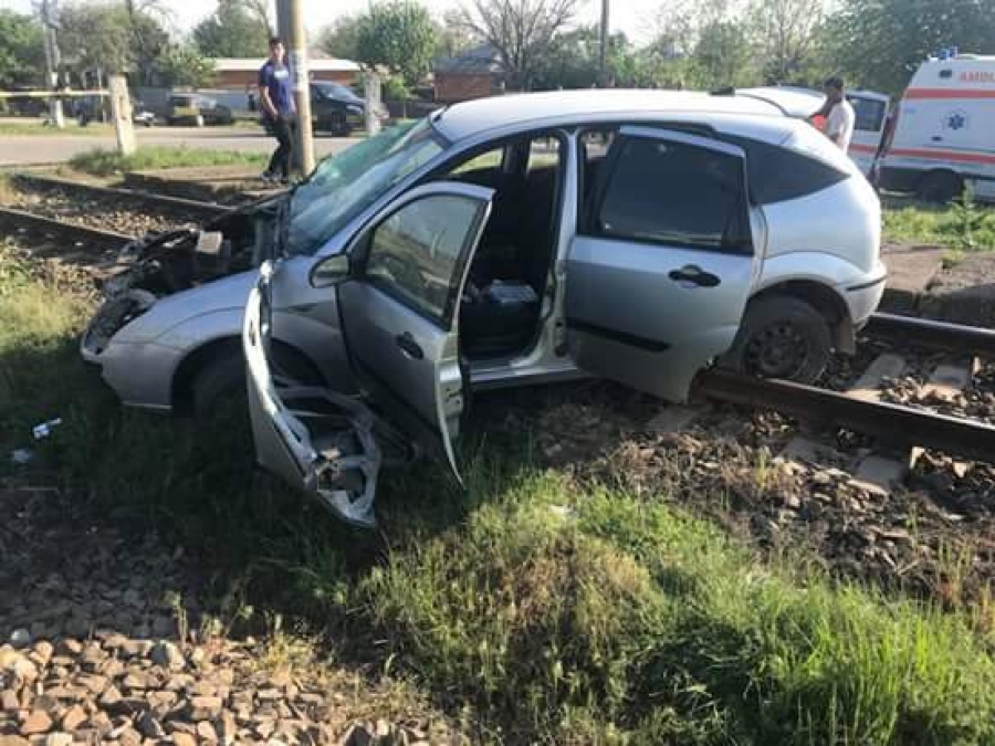 Accident năucitor: A aşteptat să treacă un tren, dar a fost lovit de un altul