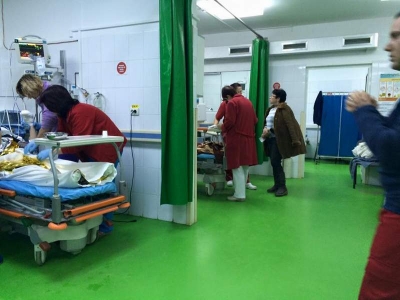 O mamă şi doi copii arşi din cauza sobei, transportaţi urgent la Bucureşti