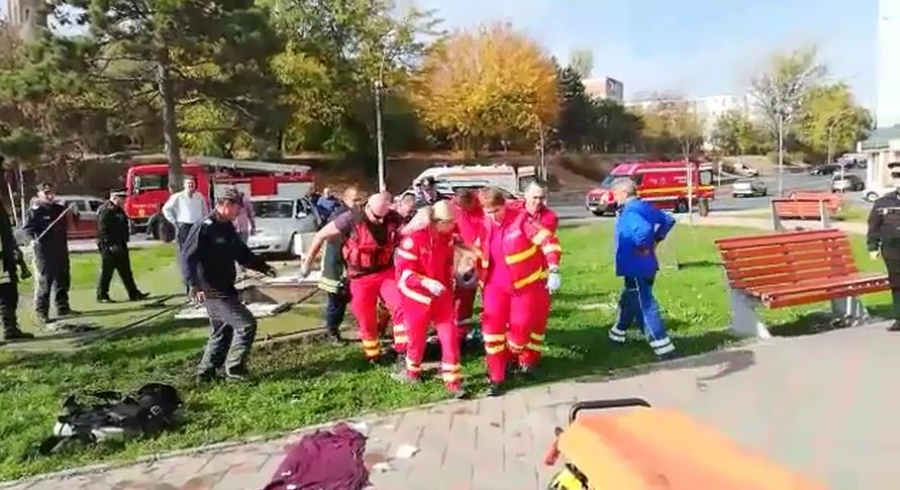 VIDEO | Grav accident de muncă în zona Elice: Doi angajaţi ai Apă Canal au ajuns la spital din cauza unei acumulări de gaze