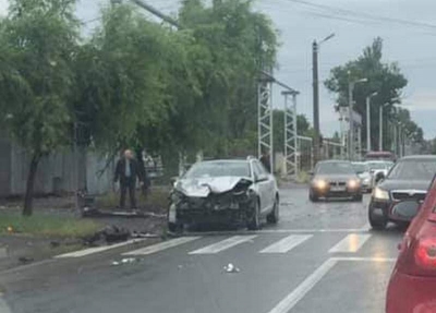 Accident cu victime, printre care şi o minoră, la intersecţia străzilor Ana Ipatescu şi Alexandru Moruzzi