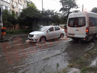 Ploaie torenţială cu furtună şi piatră