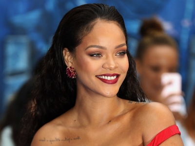 Rihanna a devenit cea mai bogată cântăreaţă din lume