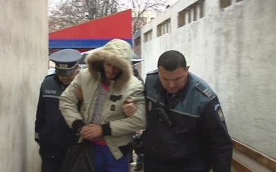 A omorât un poliţist şi a rănit un al doilea om al legii, dar este judecat în arest la domiciliu