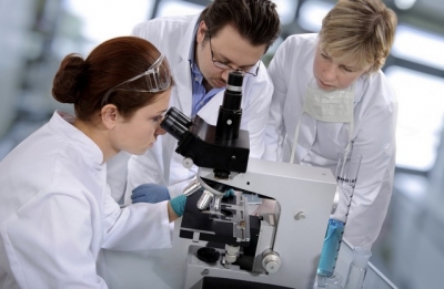 Oameni de ştiinţă spanioli au anunţat că au găsit o metodă de blocare a metastazelor cancerului