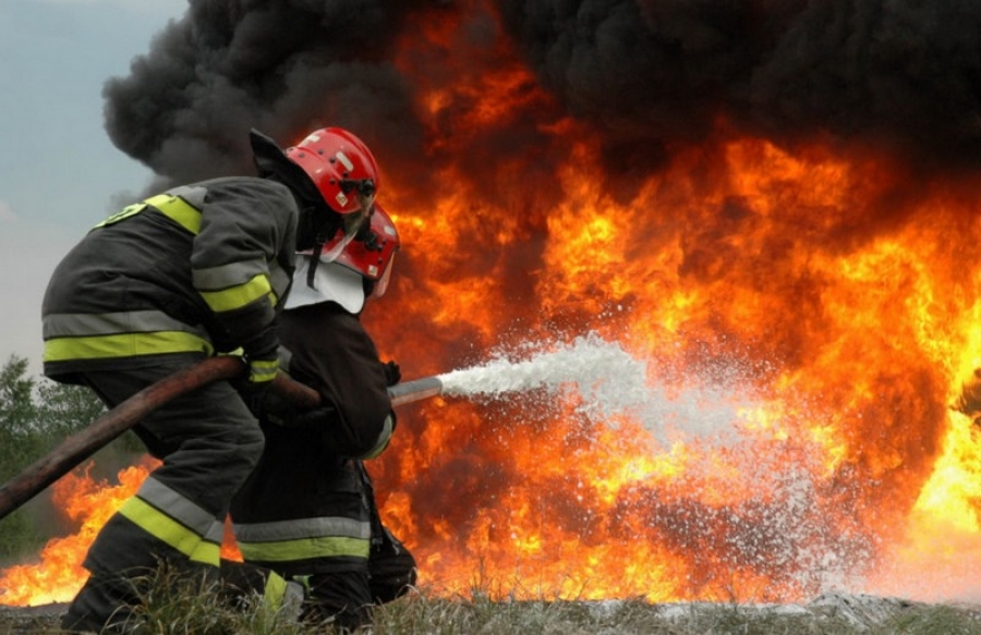 Umbrăreşti: Două locuinţe şi un depozit de furaje, distruse de un incendiu