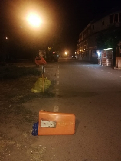 Coşuri de gunoi de pe faleză, vandalizate de o gaşcă de minori